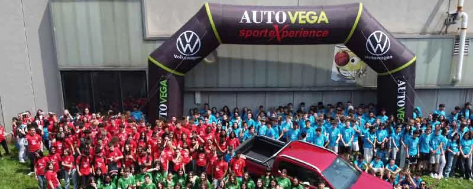 slider Consegna delle T-Shirt all'Istituto Tecnico Galileo Galilei di Arzignano: Un Momento di Unione e Ispirazione